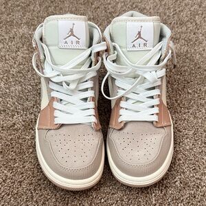 Nike Women's Sneakers in Cream and Tan